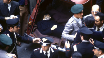 Gianni Giansanti - Il corpo senza vita dell'onorevole Aldo Moro (9 maggio 1978)