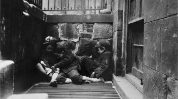 Jacob Riis - Tre bambini dormono all'aperto (New York, 1890c)