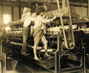 Lewis W Hine - Bambini al lavoro in un cotonificio (1908 circa)