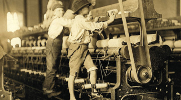 Lewis W Hine - Bambini al lavoro in un cotonificio (1908 circa)