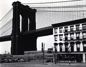 Brett Weston - Fulton street e il ponte di Brooklyn (New York; 1945c)