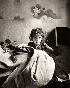 Roman Vishniac - Sara a letto (Varsavia; 1939)