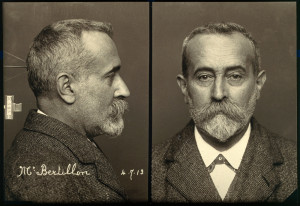 Alphonse Bertillon - Segnaletica dimostrativa di se stesso (1913)