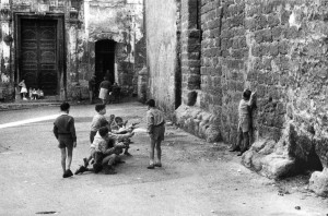Enzo Sellerio - Palermo Quartiere della Kalsa, bambini giocano alla fucilazione (2 novembre 1960)