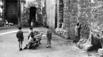 Enzo Sellerio - Palermo Quartiere della Kalsa, bambini giocano alla fucilazione (2 novembre 1960)