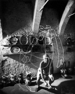 Gjon Mili - Pablo Picasso dipinge con una luce (Maduora Pottery; 1949)