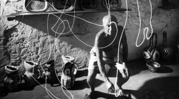 Gjon Mili - Pablo Picasso dipinge con una luce (Maduora Pottery; 1949)