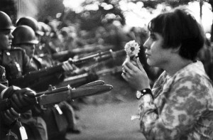 Marc Riboud - Ragazza con il fiore (Washington 21 ottobre 1967)